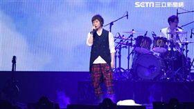 五月天RELIVE天空之城復刻演唱會熱鬧開唱,林志玲擔任表演嘉賓化身聖誕女郎獻唱,賈靜雯.修杰楷隱身觀眾席觀賞