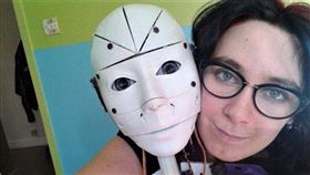 這樣也可以？法女大談「人機戀」　女：我只會被機器人吸引
圖翻攝自推特
http://www.news.com.au/lifestyle/relationships/sex/french-woman-wants-to-marry-a-robot-as-expert-predicts-sex-robots-to-become-preferable-to-humans/news-story/fa40fc