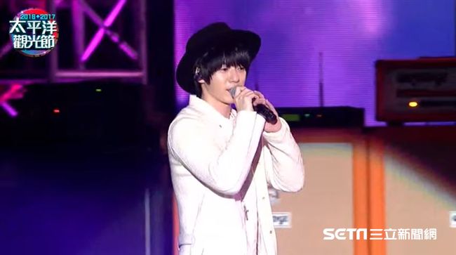 蔣卓嘉唱偶像劇組曲　與粉絲自拍好嗨