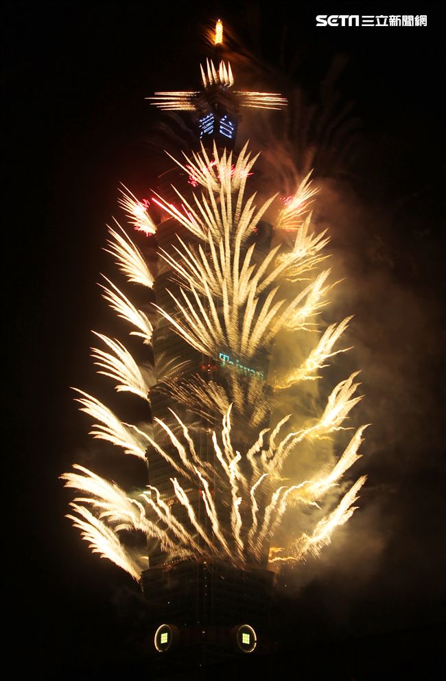 2017台北101煙火。（記者邱榮吉/攝影）