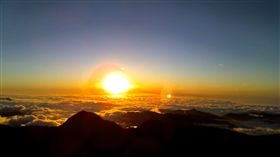 2016,夕陽,玉山,中央氣象局,曙光
圖／翻攝自報天氣 - 中央氣象局粉絲專頁