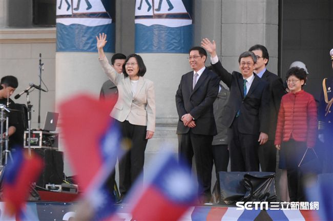 元旦升旗典禮，總統蔡英文向民眾揮手致意 圖／記者林敬旻攝