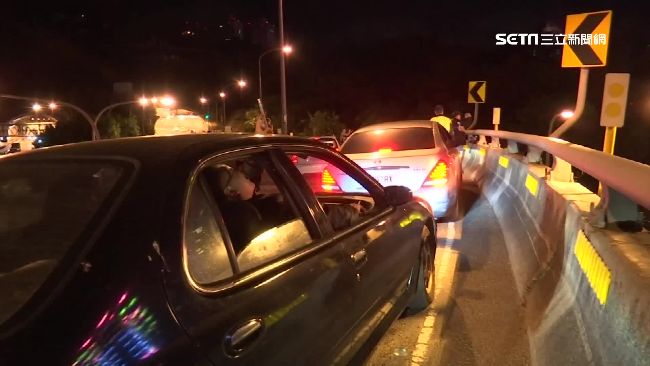 絕佳視野看煙火　違停車塞爆高架橋