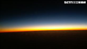 華航機上賞最美曙光　金箔點綴早餐