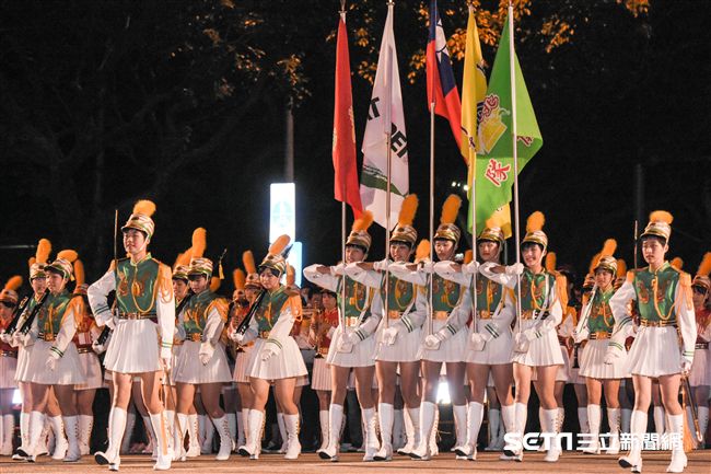 元旦升旗典禮，北一女樂儀隊表演 圖／記者林敬旻攝