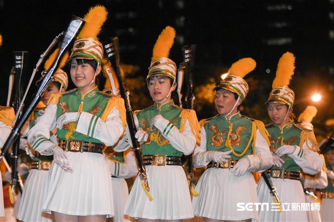 元旦升旗典禮，北一女樂儀隊表演 圖／記者林敬旻攝