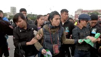 元旦府前升旗　台獨、挺同嗆聲爆衝突