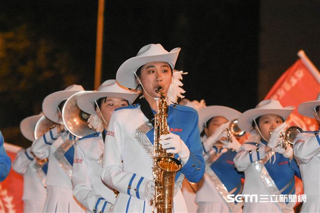 元旦升旗典禮，中山女高樂旗隊表演 圖／記者林敬旻攝