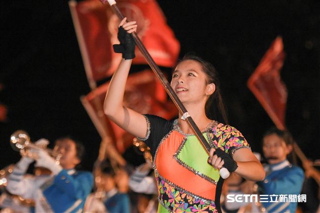 元旦升旗典禮，中山女高樂旗隊表演 圖／記者林敬旻攝