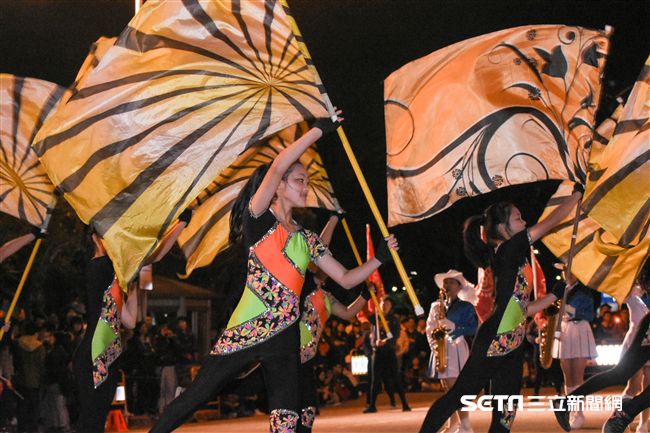 元旦升旗典禮，中山女高樂旗隊表演 圖／記者林敬旻攝