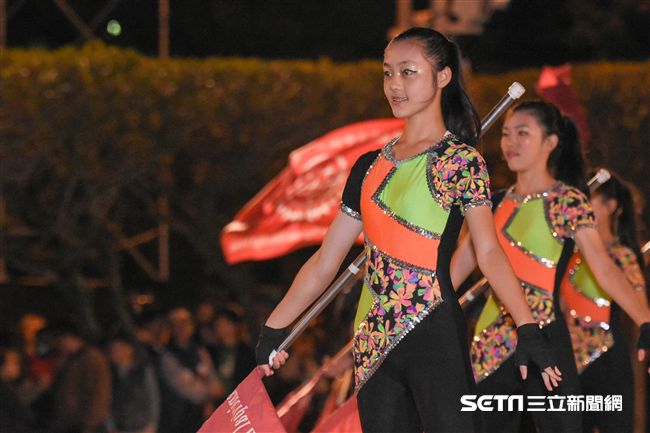 元旦升旗典禮，中山女高樂旗隊表演 圖／記者林敬旻攝