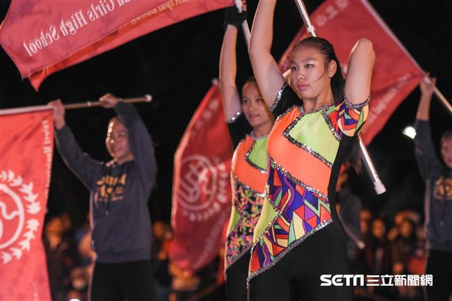 元旦升旗典禮，中山女高樂旗隊表演 圖／記者林敬旻攝