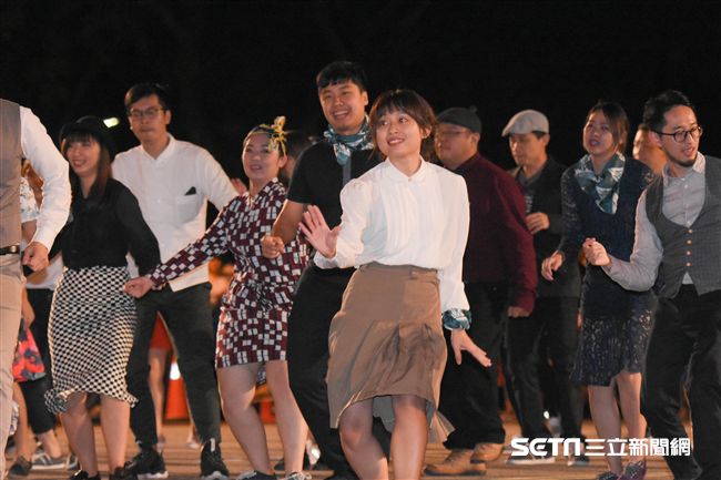 元旦升旗典禮，Big Apple Swing搖擺舞團表演 圖／記者林敬旻攝