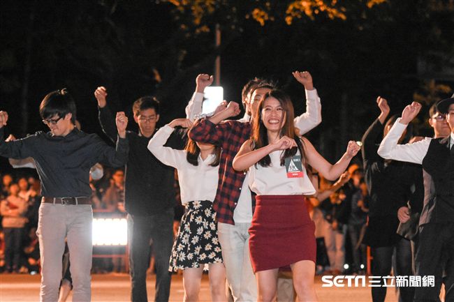 元旦升旗典禮，Big Apple Swing搖擺舞團表演 圖／記者林敬旻攝