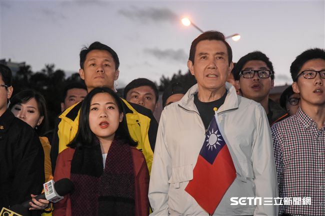 元旦升旗典禮，前總統馬英九低調於場外升旗 圖／記者林敬旻攝