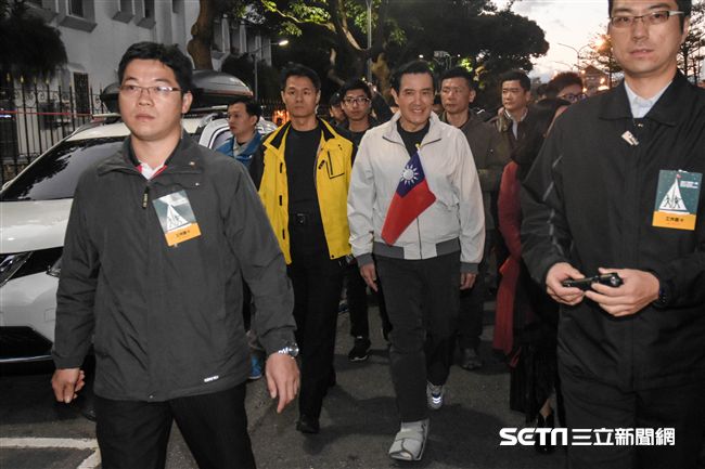 元旦升旗典禮，前總統馬英九低調於場外升旗 圖／記者林敬旻攝