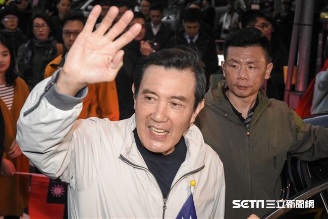 元旦升旗典禮，前總統馬英九低調於場外升旗 圖／記者林敬旻攝