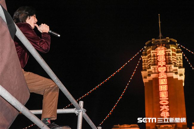 元旦升旗典禮，李英宏Didilong暖場 圖／記者林敬旻攝