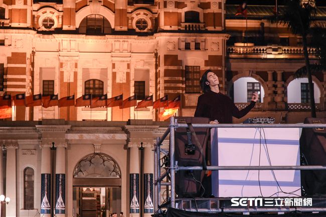 元旦升旗典禮，李英宏Didilong暖場 圖／記者林敬旻攝