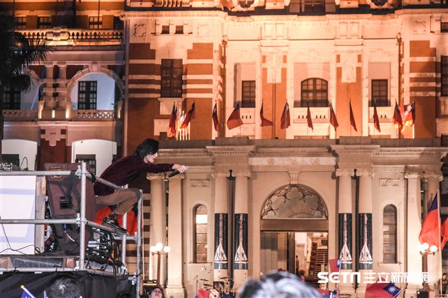 元旦升旗典禮，李英宏Didilong暖場 圖／記者林敬旻攝