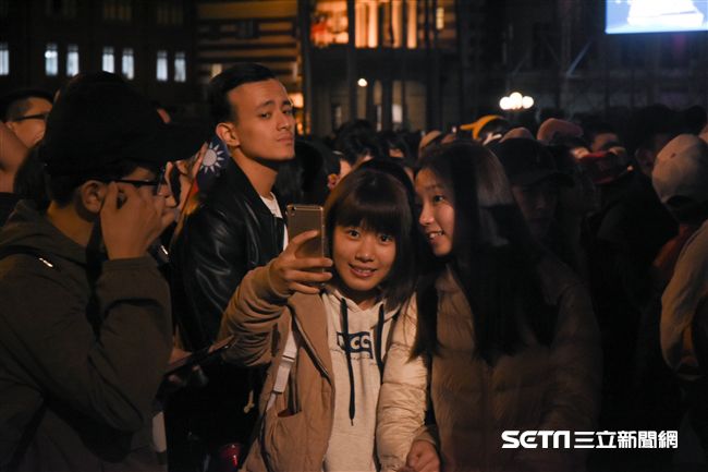 元旦升旗典禮，民眾開心響應 圖／記者林敬旻攝