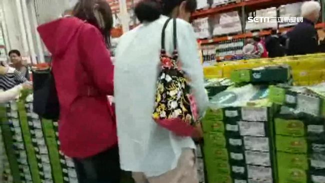 爆料別買散裝品　員工：客人用手偷吃