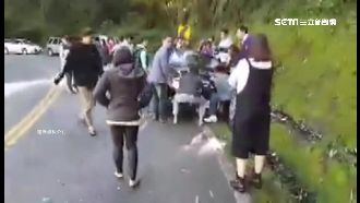 合歡山跨年車卡溝　熱心民眾合力抬！