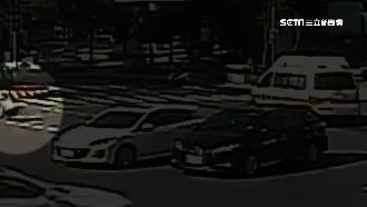 視線死角惹禍？救護車直撞飛機車騎士