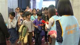 民眾排隊領春聯　圖／總統府提供