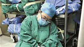 余雪琛,婦產科,醫生,打盹,接生,孕婦,手術
圖／翻攝自澎湃新聞