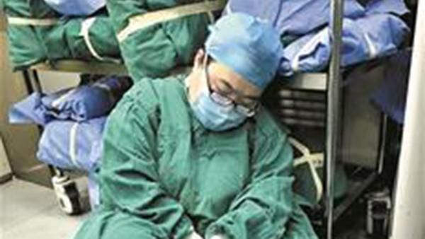 36小時忙接生　手術室打盹讓她爆紅