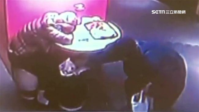 穿潮服掩護犯案　老伯趁人睡著偷包