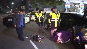 違規併排拒臨檢　毒鴛鴦連闖燈遭逮