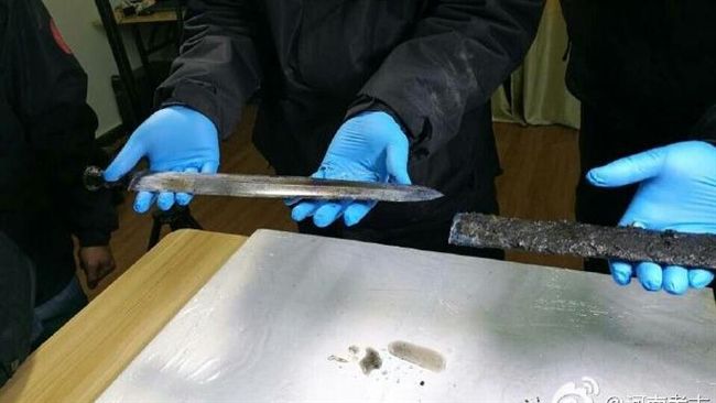 2千年寶劍出土　寒光閃閃引網友驚呼