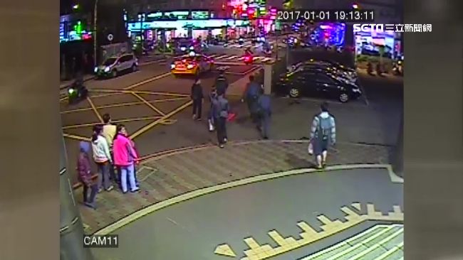 行車糾紛爆口角　4男女警局前爆拉扯