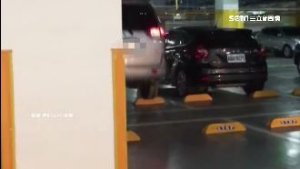 停車場越野？駕駛硬衝車輪擋直奔出口