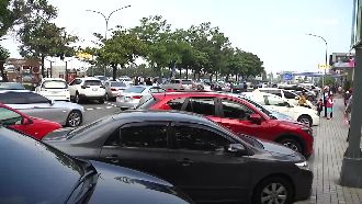 休息站也塞爆　元旦連假人多如春節