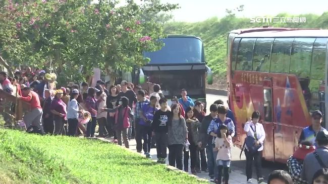 花毯節接駁車塞爆　遊客等到不耐煩