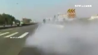 疑故意改裝　烏賊車白煙噴整路