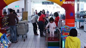 一例一休衝擊！超商恐周休二日　大賣場人力成本增（李鴻典攝）