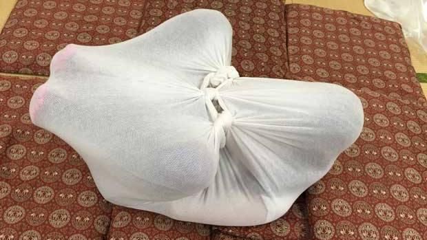日夯「成人捲」療法　網友：包屍體？