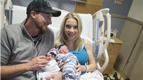 雙胞胎
http://www.usatoday.com/story/news/nation-now/2017/01/01/ariz-twins-born-different-years/96066636/