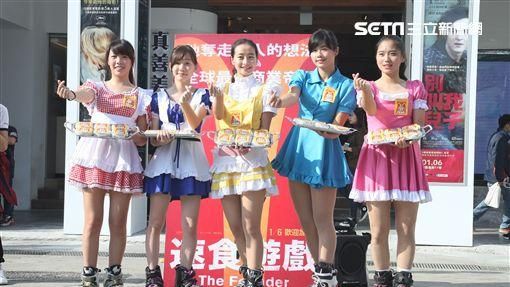 20170102- 電影「速食遊戲」溜冰辣妹送漢堡街頭快閃活動　圖／鄭先生