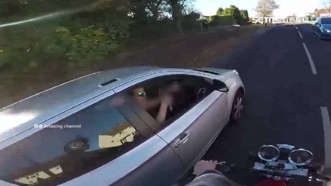 撿皮夾飛車追失主　竟遭對方回敬中指