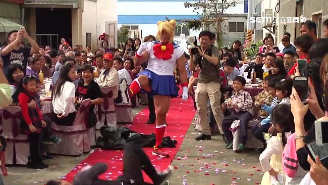 婚禮大玩角色扮演　新郎成美少女戰士