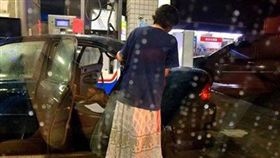 三寶媽就是狂！油槍穿後座加油　不顧小孩死活讓民眾超傻眼