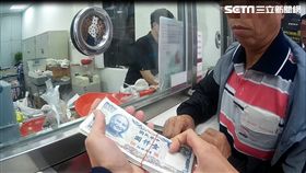 張男持67張第四代千元舊鈔前往台銀兌換，卻被行員識破整批鈔票僅有三種流水編號，駐衛警隨即將他送辦（翻攝畫面）