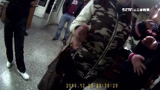 通緝犯冒用弟身分13年　因尿急破功