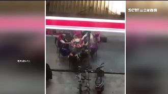 像在自己家！顧客超商外「圍爐」惹議