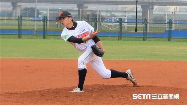 重心跑掉投球失準　黃子鵬壓低出手點